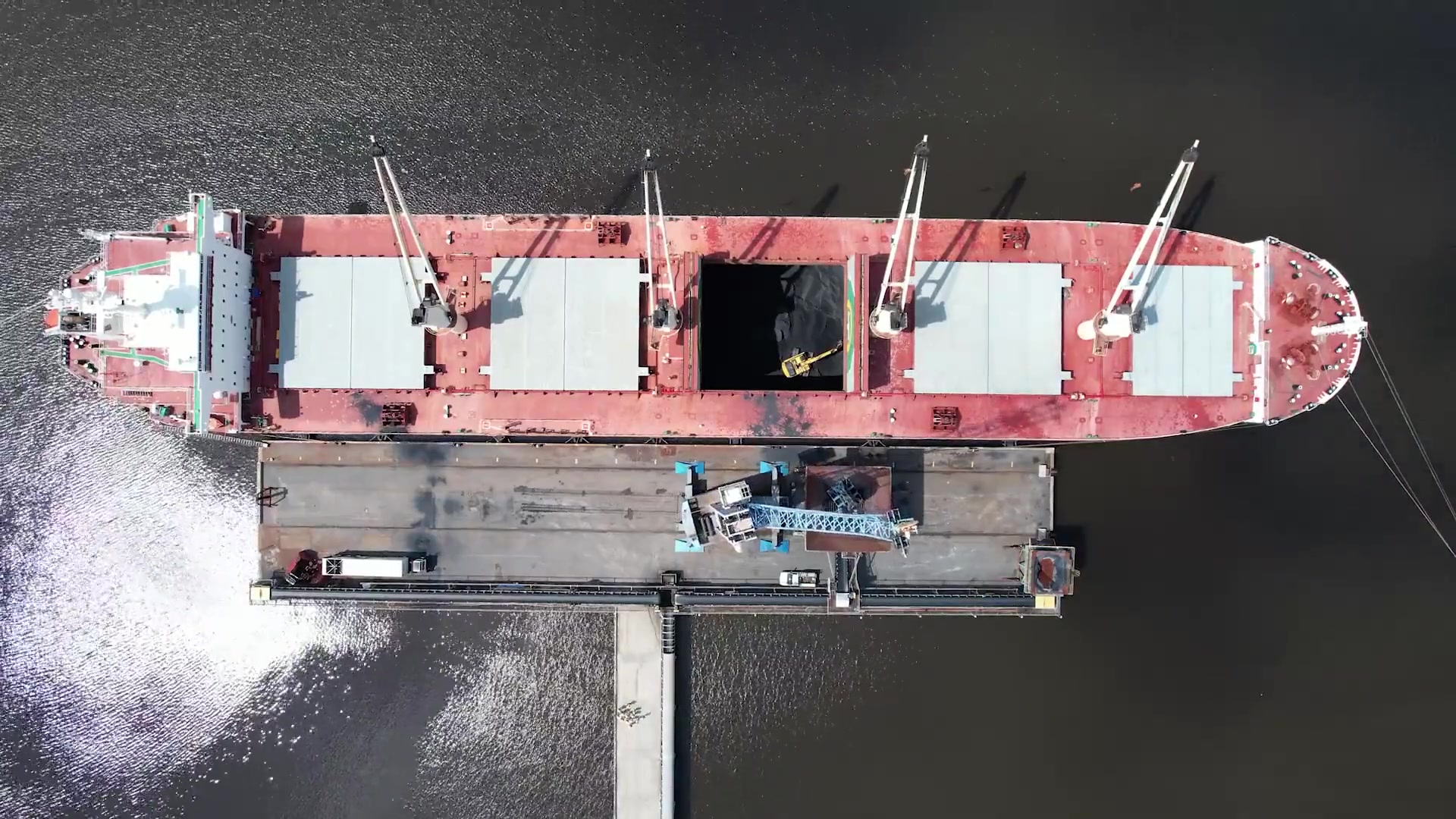 Bulk carrier cargo operation at sea terminal
